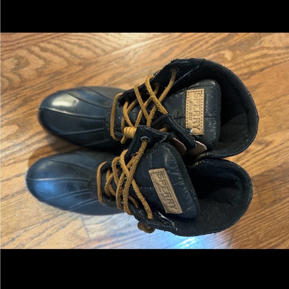 - Sperry Women's Saltwater Quilted Duck Boots 

Great condition!!!